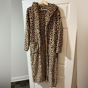 Women’s robe, brand new w/o tags.